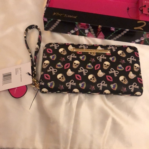 Betsey Johnson Black Faux Leather Skull, Lips, Bow, Cat & Star ZA Wallet NWT - Picture 4 of 16